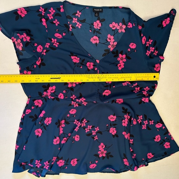 Torrid Vibrant Floral print V-Neck blouse top Sz-1. D10 - Picture 8 of 8